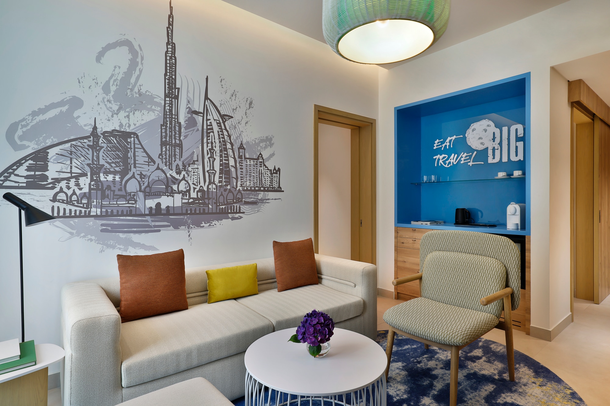 Room Suite con una camera da letto, balcone e vista mare