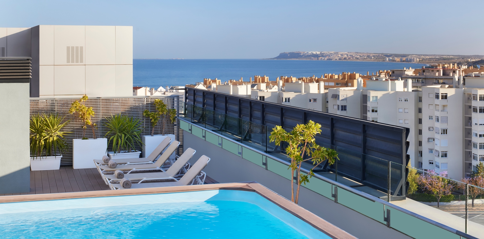 NH Alicante rooftop pool