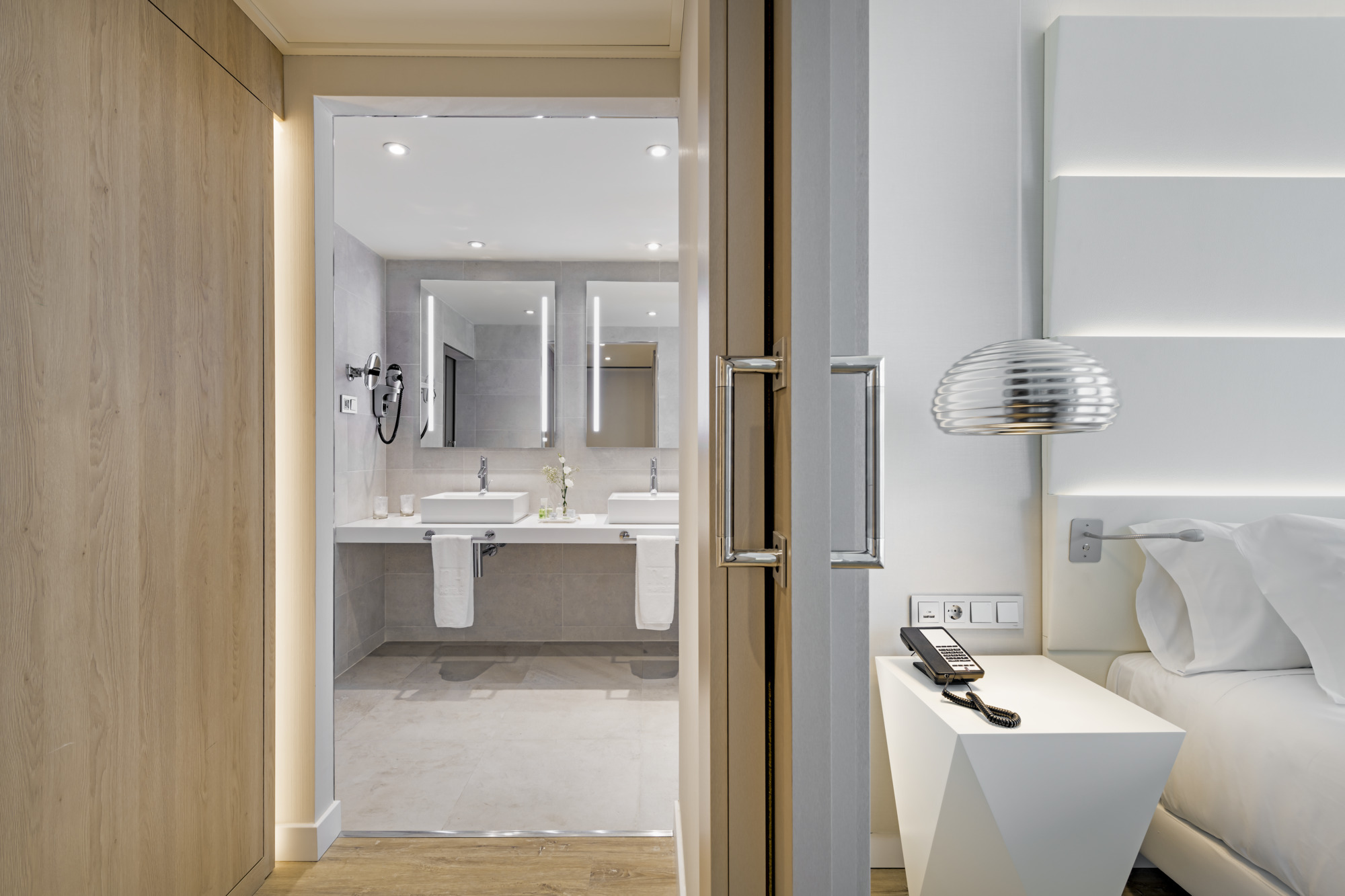 NH_Malaga_Room_Suite_Entrance_Bathroom.j